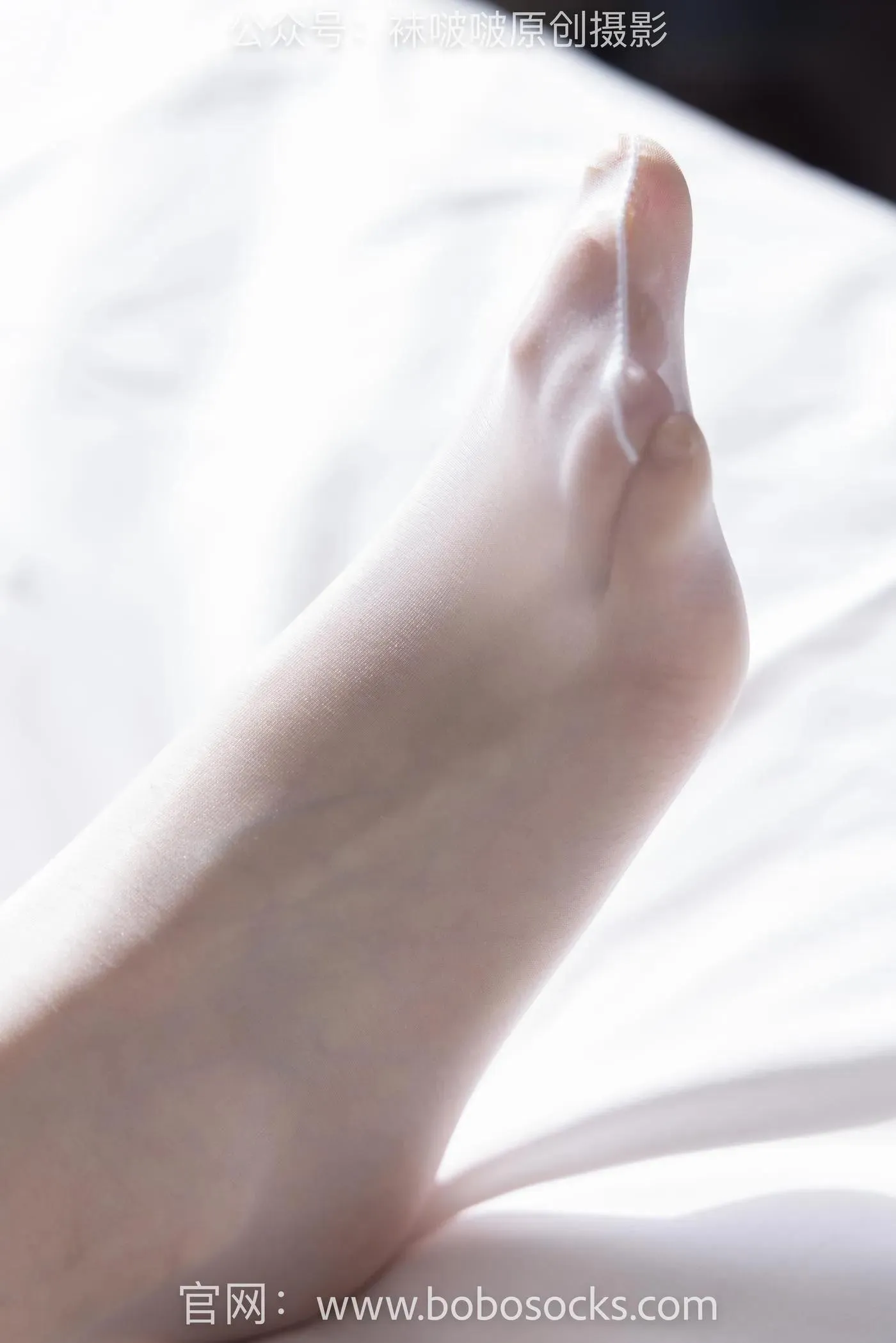 [BoBoSocks袜啵啵]NO.153 小甜豆-华伦天奴高跟鞋、油亮肉丝、油亮白丝、圣诞服 [140P]插图